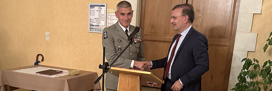 Jean-Noël Tronc, directeur général du Cned, accompagné du Général de brigade Hervé Pierre.