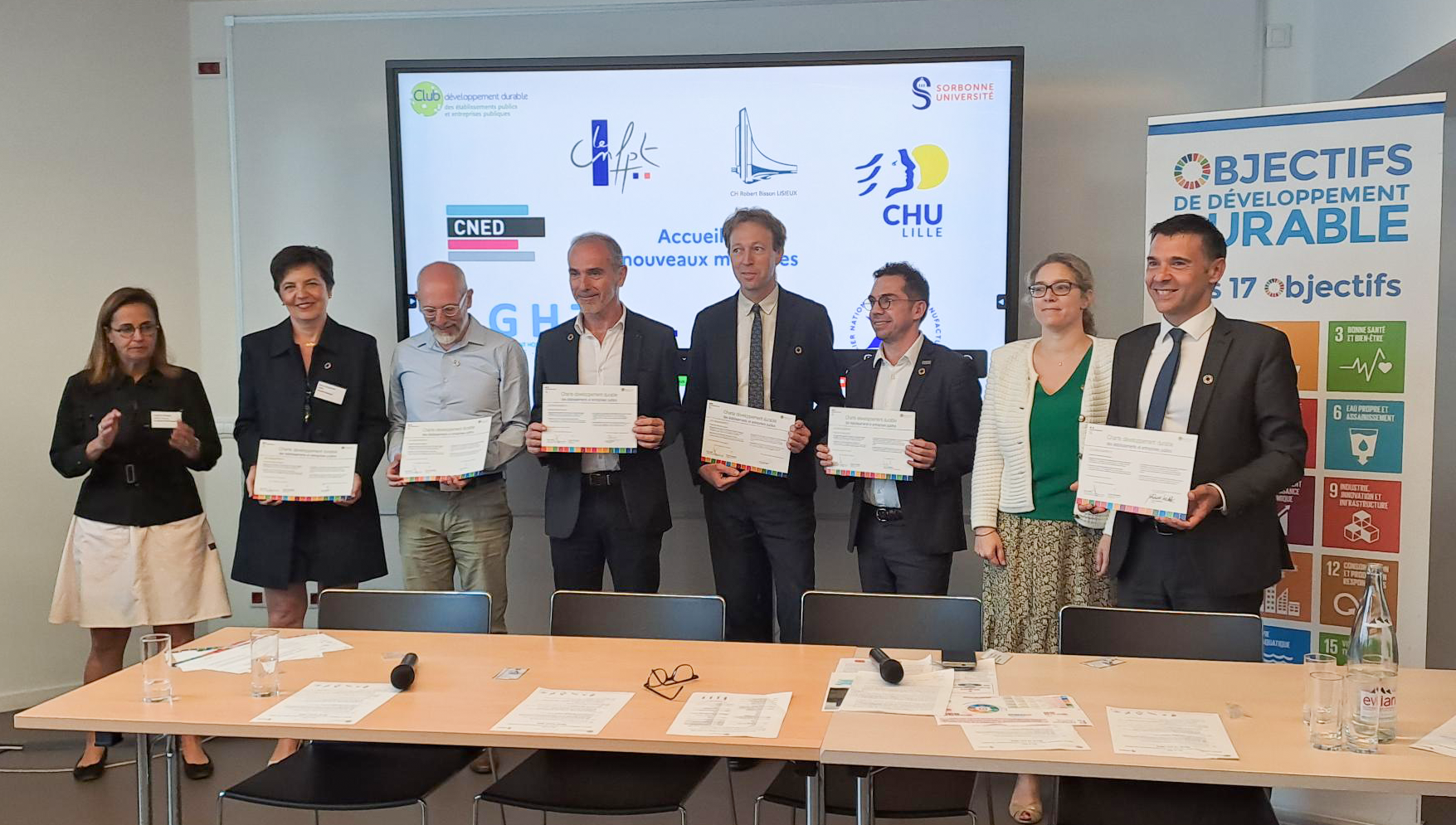 Photo prise lors de la signature de la charte d'engagement du Club DDEP, avec Virginie Schwartz, Amélie Coantic, Anne Szymczak, et les autres nouveaux adhérents.