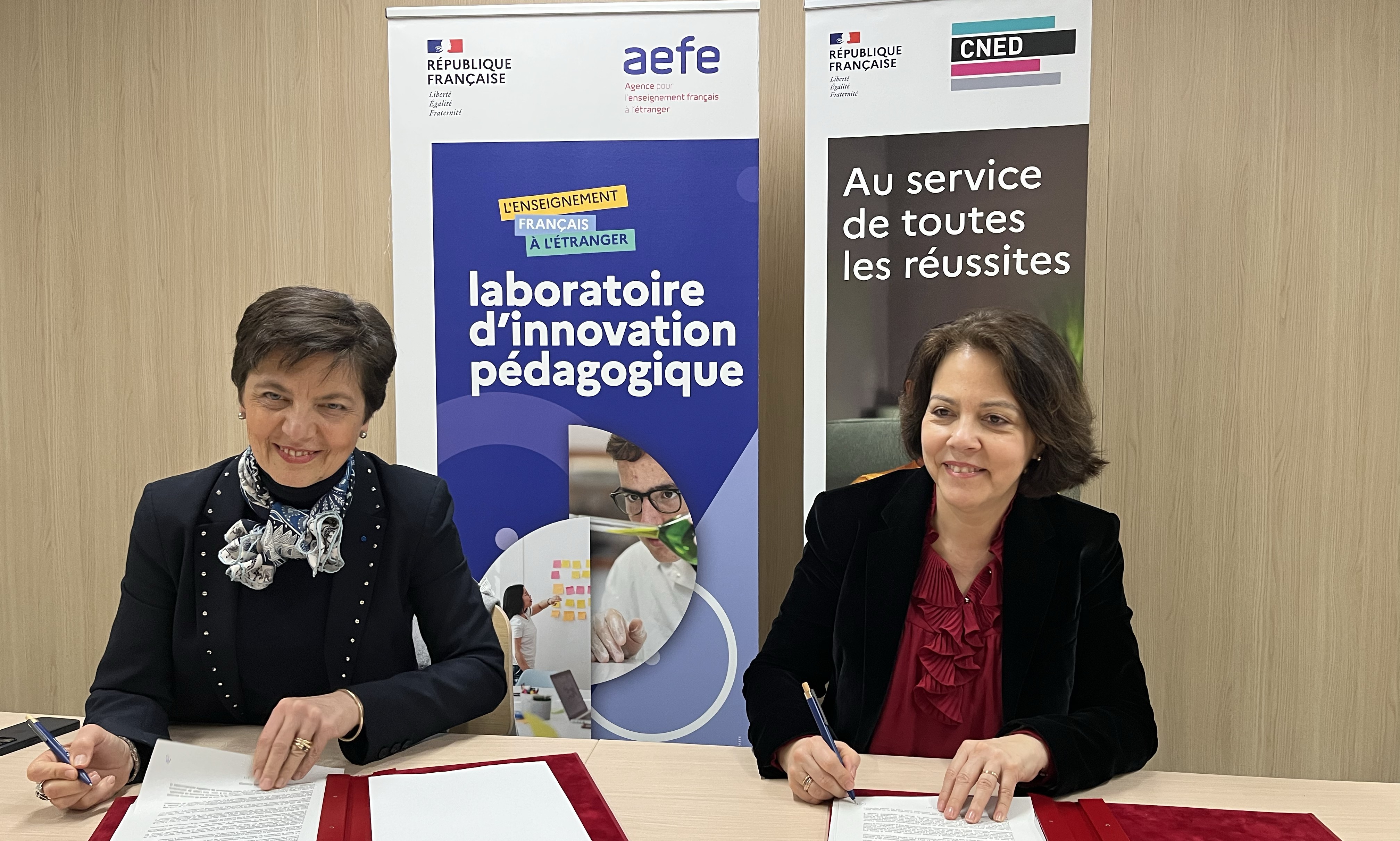 Photo d'Anne Szymczak et Claudia Scherer-Effosse signant la nouvelle convention-cadre.