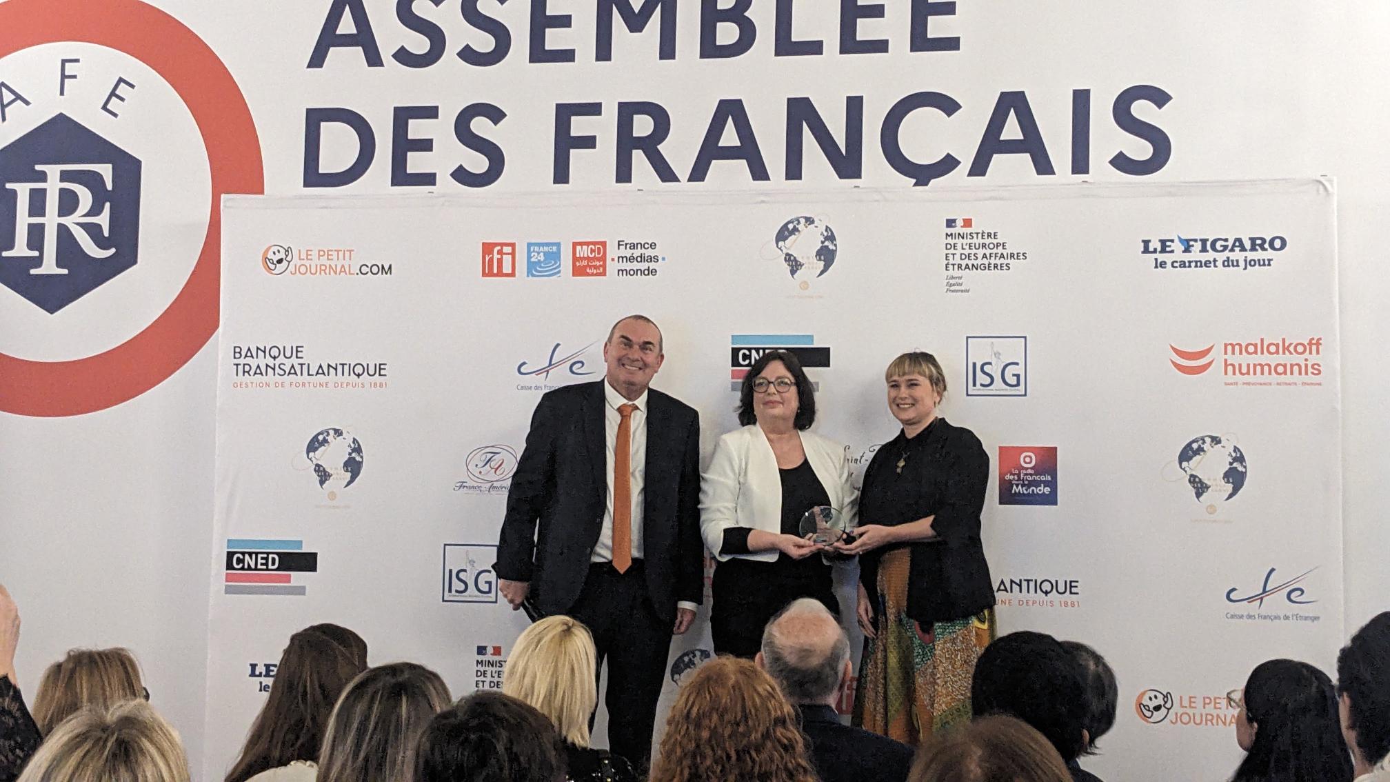 Pascal Jousse, Fabienne Ricordel et Muriel Huet en photo ensemble avec le trophée
