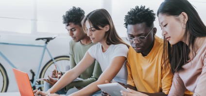 Des élèves en train de travailler sur ordinateur